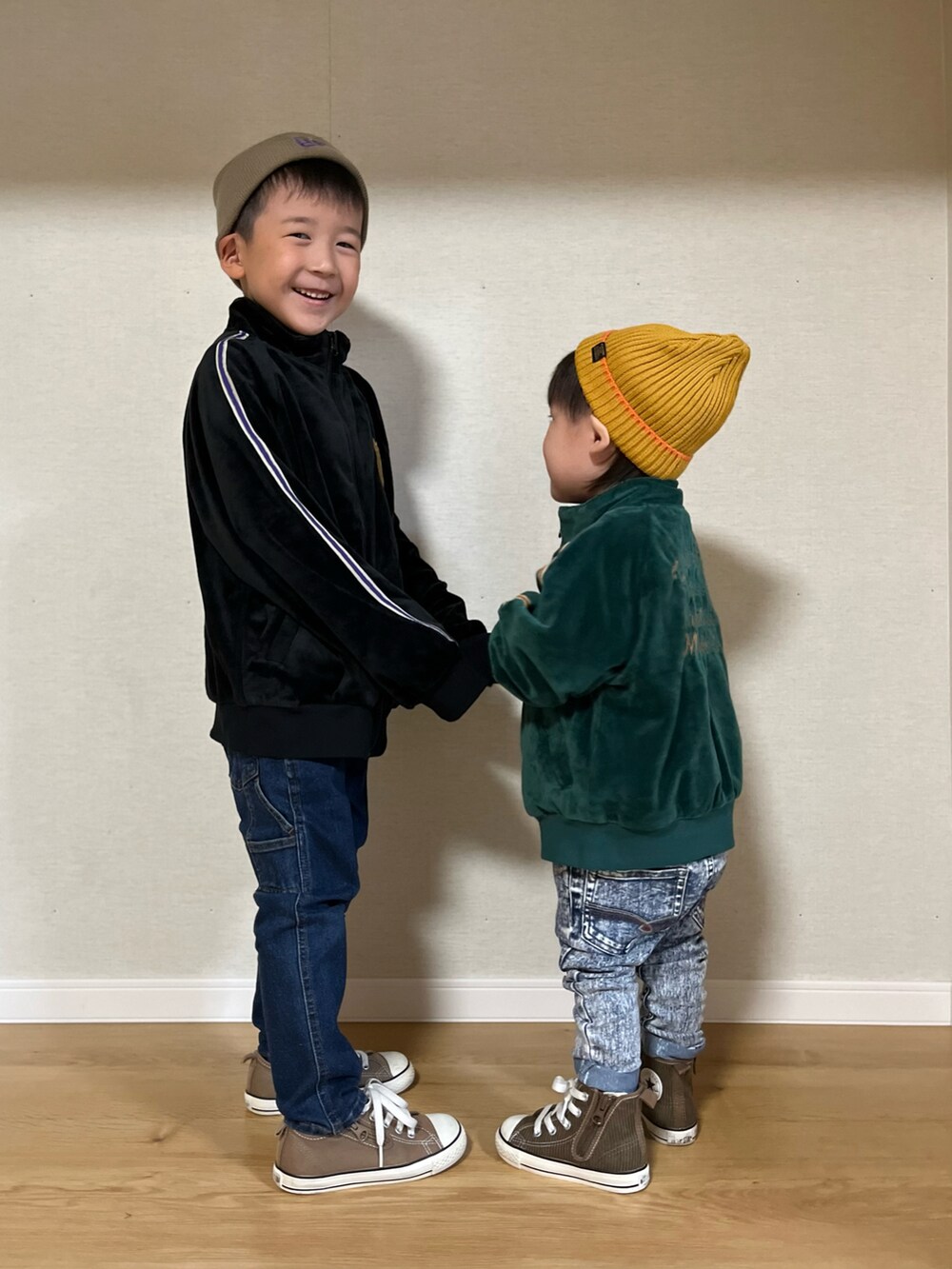 「ジャケット、トラックジャケット、ベロア、プチプラ、秋服まるっと大公開、ニット帽、BREEZE、ジャケットスタイル、ストリート、デニム、秋コーデ、休日スタイル、デニムフェス2023」｜「BREEZEの【セットアップ可能】ベロアトラックジャケット（その他アウター、ブラック系）」を使った、naaaさん（キッズ・146cm）の秋コーディネートの5枚目の写真