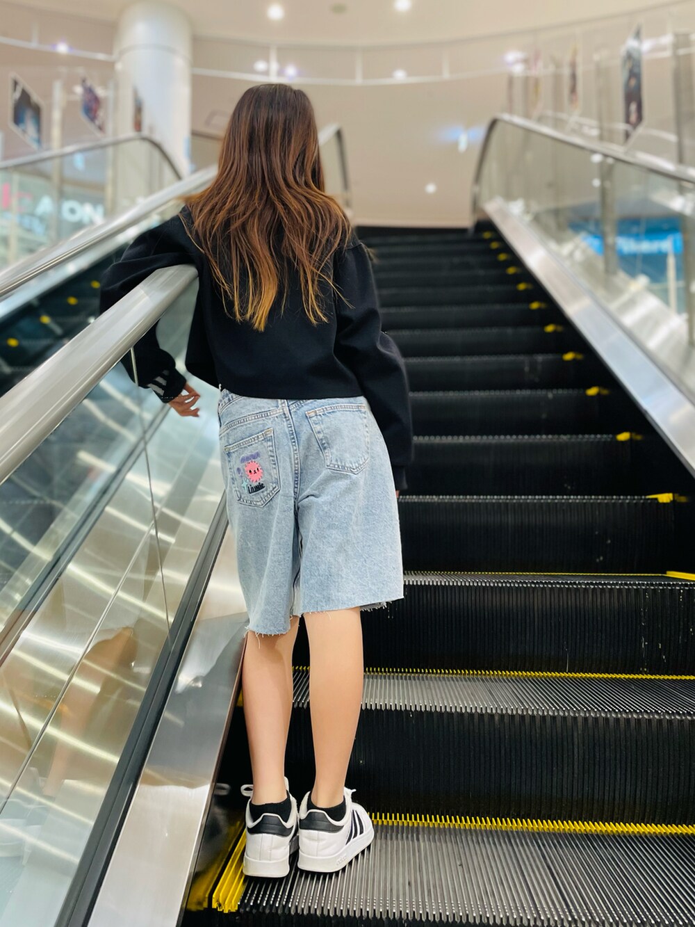 ホワイト系のTシャツ/カットソー、ブルー系のパンツ、ホワイト系のスニーカーを着用したキッズの春コーディネートの3枚目の写真