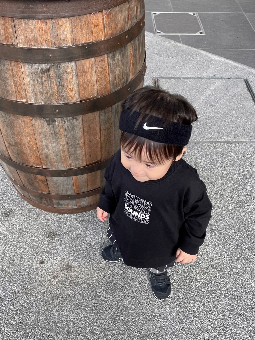 ブラック系のTシャツ/カットソー、その他のチノパンツ、ブラック系のスニーカーを着用したキッズの秋コーディネートの2枚目の写真