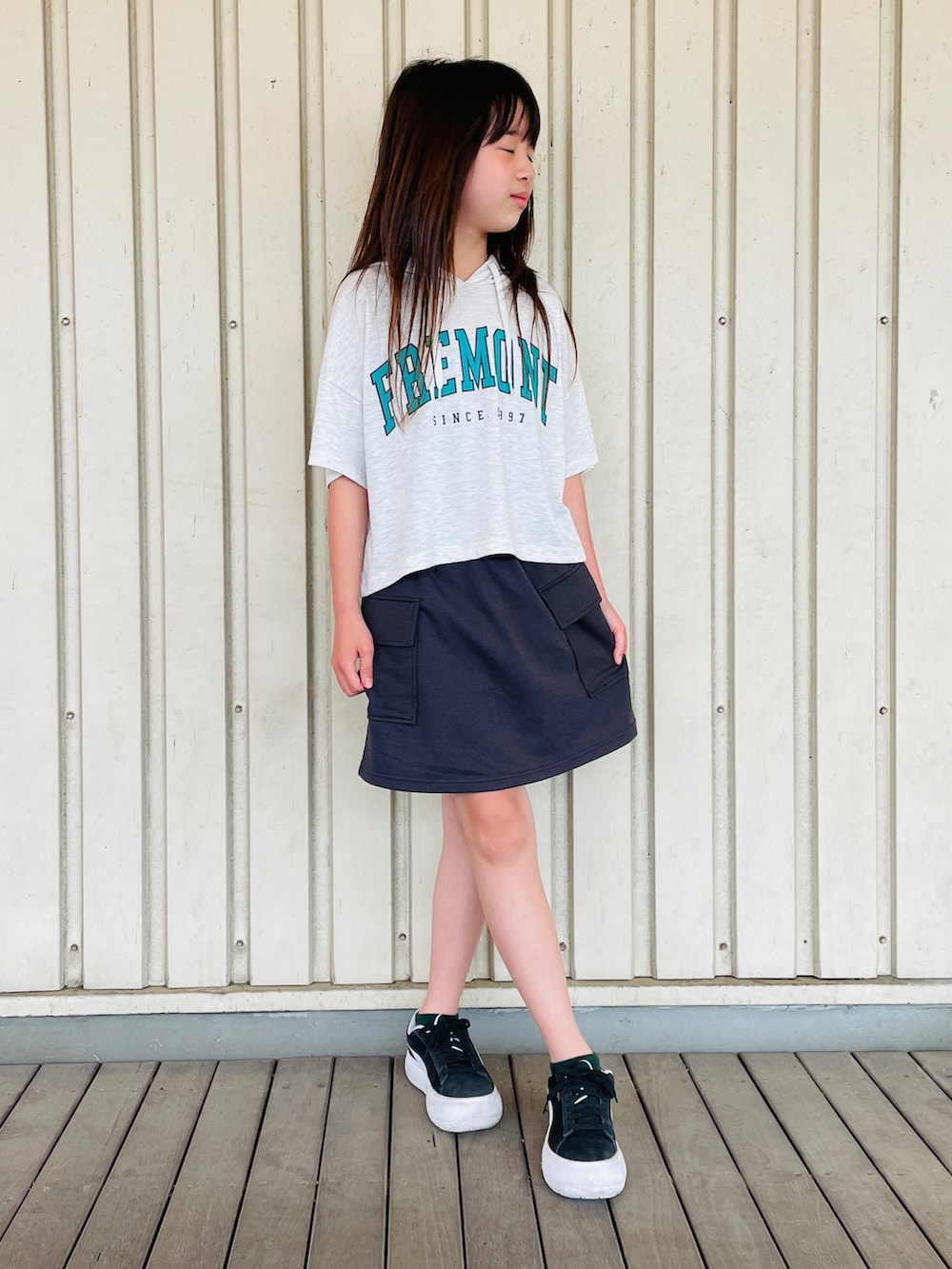 「プチプラ、パーカー、初夏コーデ、スニーカー、Lovetoxic、PUMA、ロゴT、セットアップ、カジュアルコーデ、春夏コーデ、スカート、淡色コーデ」｜「PUMAのPUMA プーマ スウェード マユ スニーカー ユニセックス（スニーカー、ブラック系）」を使った、naaaさん（キッズ・143cm）の春コーディネートの2枚目の写真