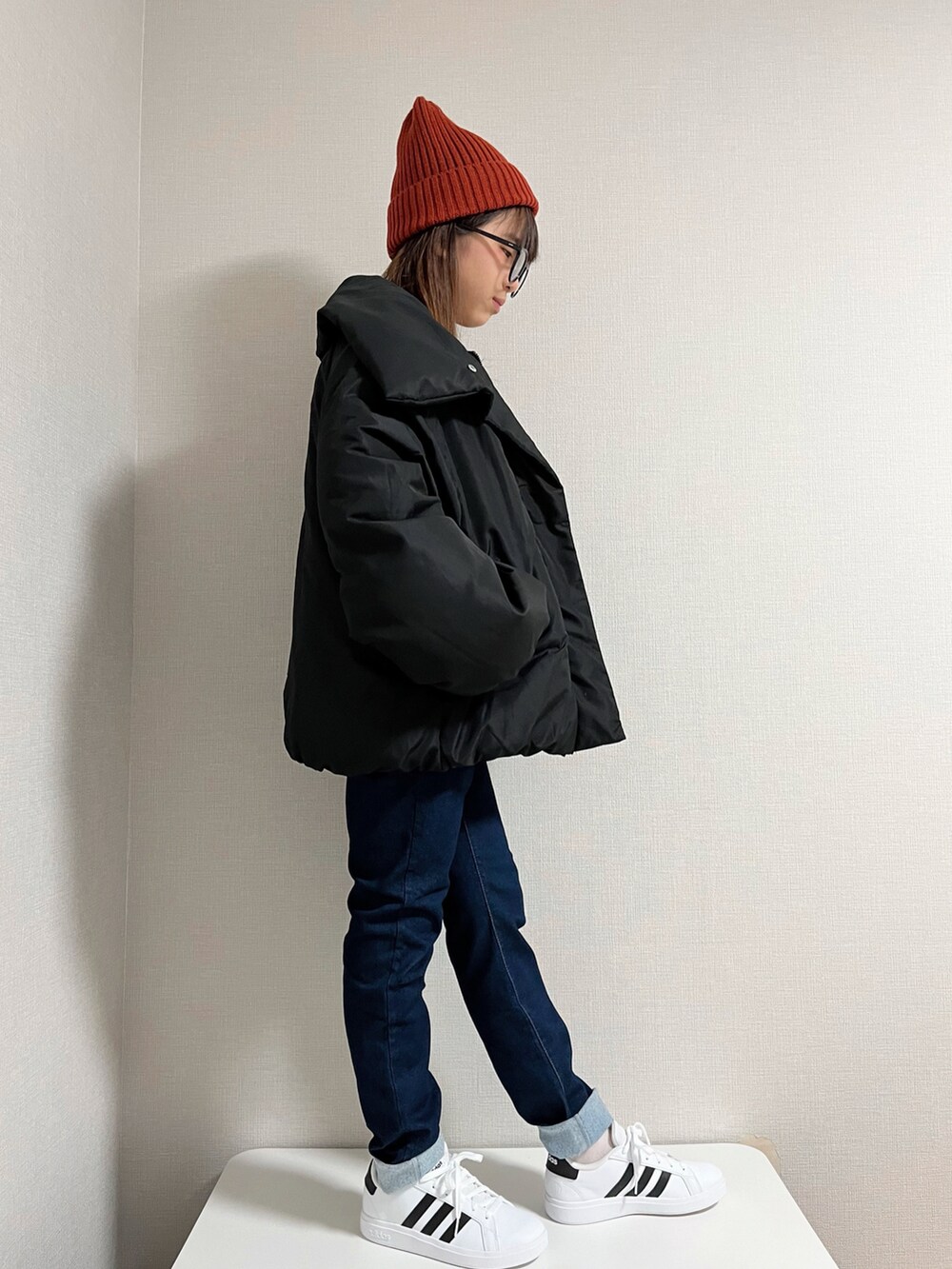 ブラック系のTシャツ/カットソー、グレー系のスウェット、ブルー系のデニムパンツを着用したキッズの冬コーディネートの2枚目の写真