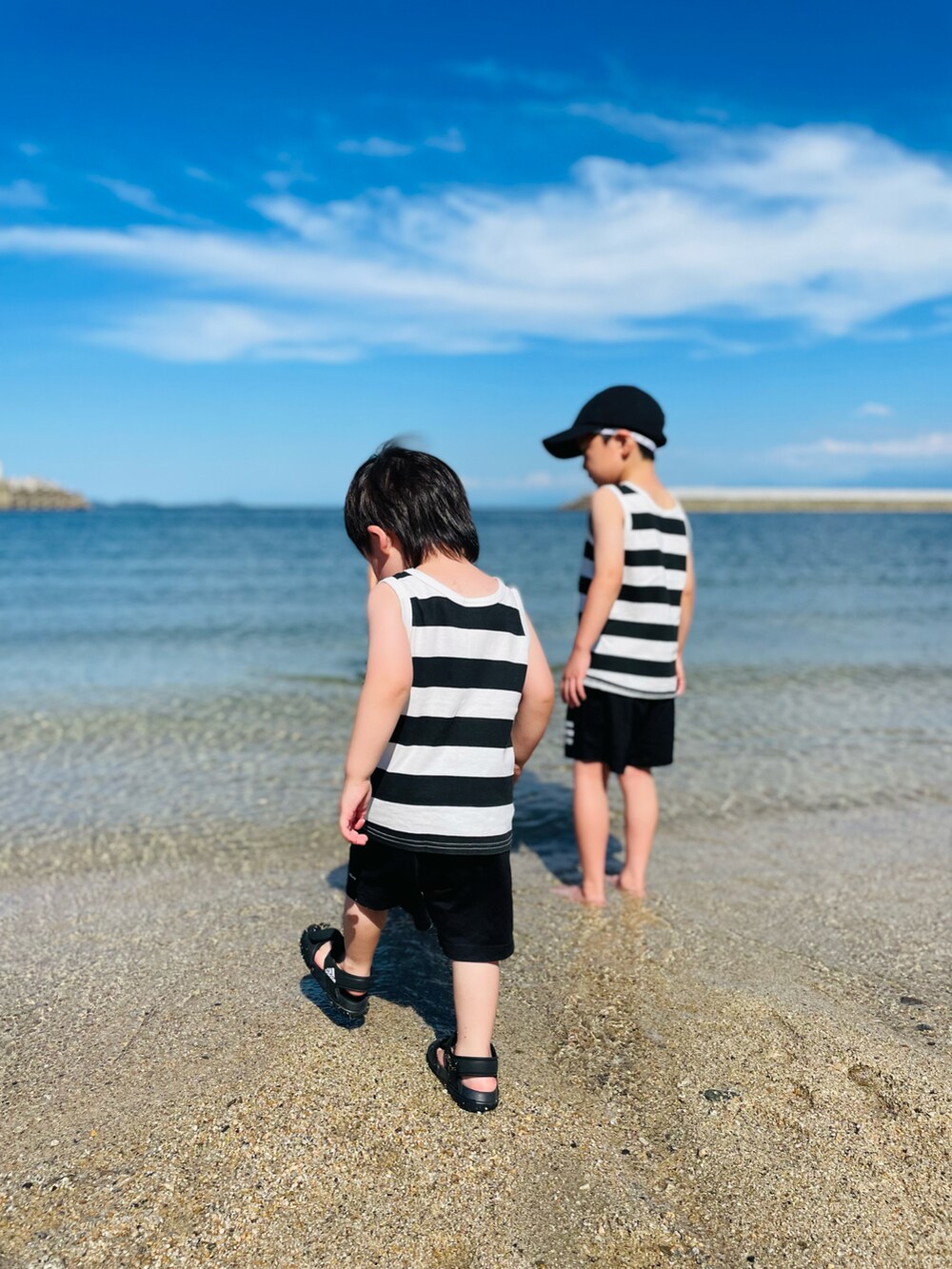 ブラック系のタンクトップ、ブラック系のタンクトップ、ブラック系のその他パンツを着用したキッズの夏コーディネートの4枚目の写真