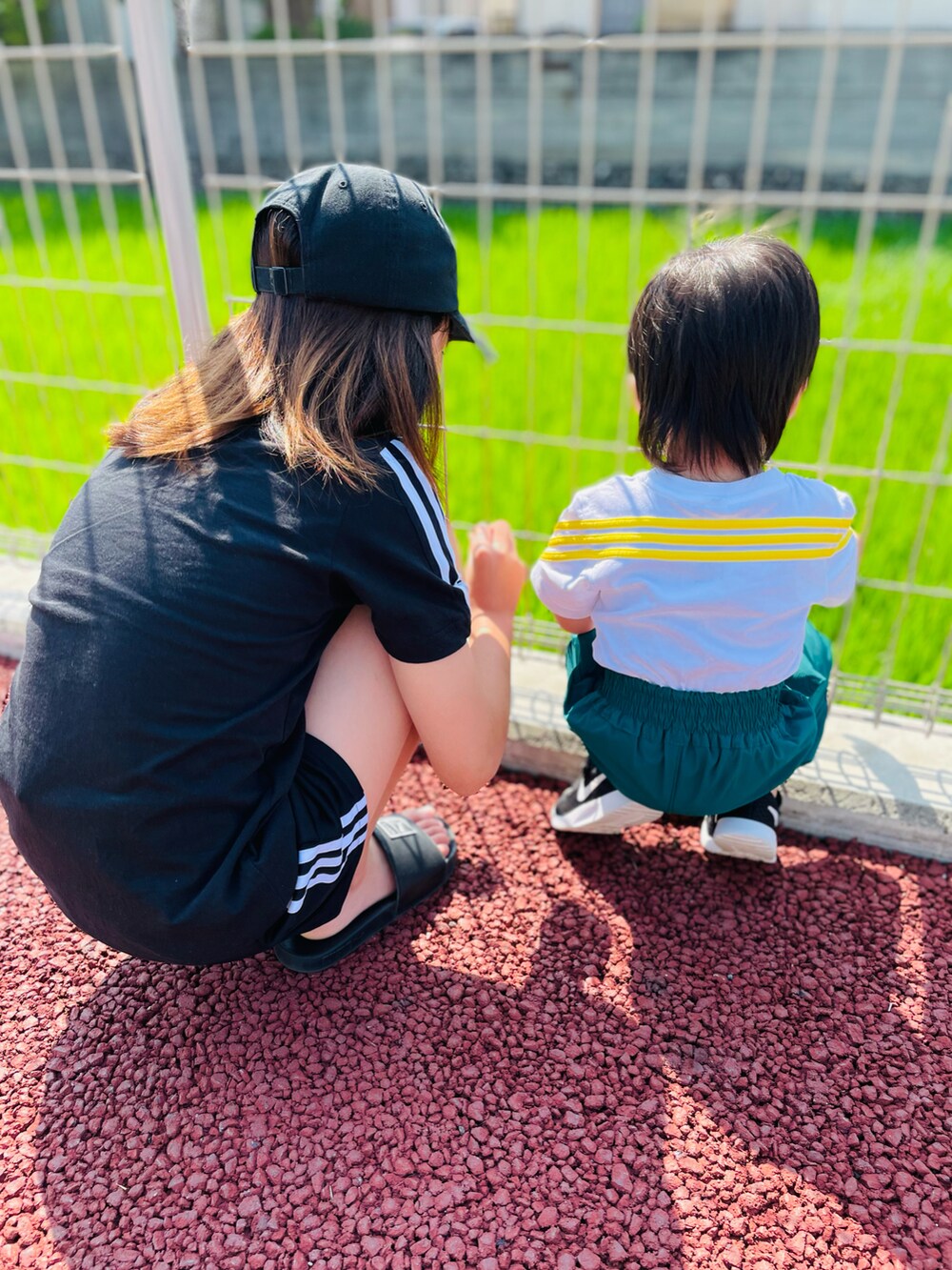 ブラック系のサンダル、ブラック系のTシャツ/カットソー、ブラック系のその他パンツを着用したキッズの夏コーディネートの4枚目の写真