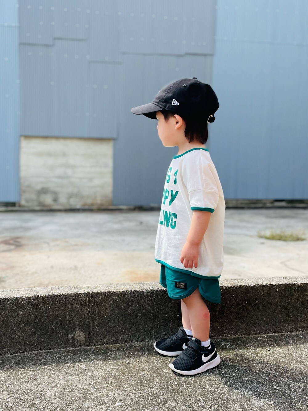 ホワイト系のTシャツ/カットソー、グリーン系のパンツ、ブラック系のキャップを着用したキッズの夏コーディネートの3枚目の写真