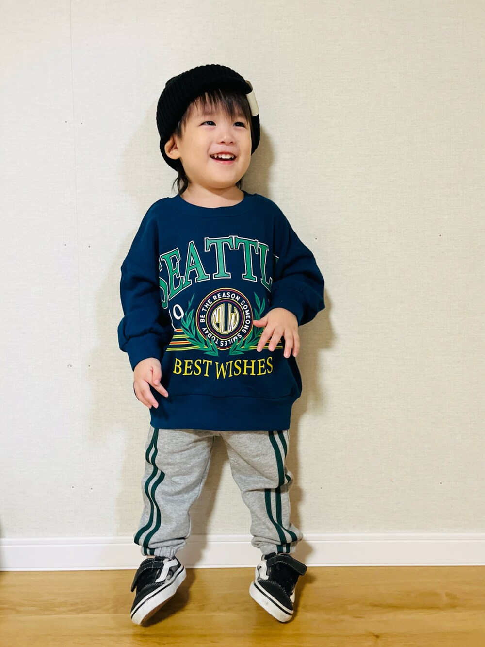 ブルー系のトップス、グレー系のその他パンツを着用したキッズの秋コーディネートの2枚目の写真