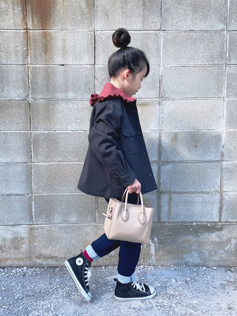 グレー系のシャツ/ブラウス、レッド系のニット/セーター、ブルー系のパンツを着用したキッズの秋コーディネートの3枚目の写真