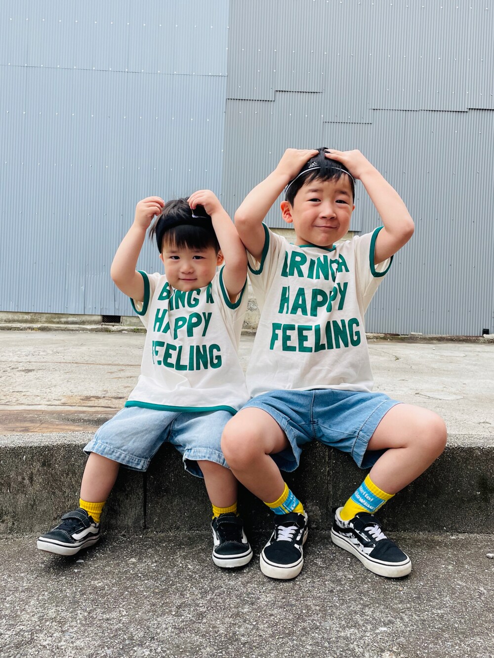 「カジュアルコーデ、プチプラ、ショートパンツ、デニム、スニーカー、ビタミンカラー、ロゴT、Tシャツ、バースデイ、adidas、VANS、リンクコーデ、兄弟、お出かけコーデ日記」｜「Birthdayのアイテム（Tシャツ/カットソー、ホワイト系）」を使った、naaaさん（キッズ・143cm）の春コーディネートの2枚目の写真
