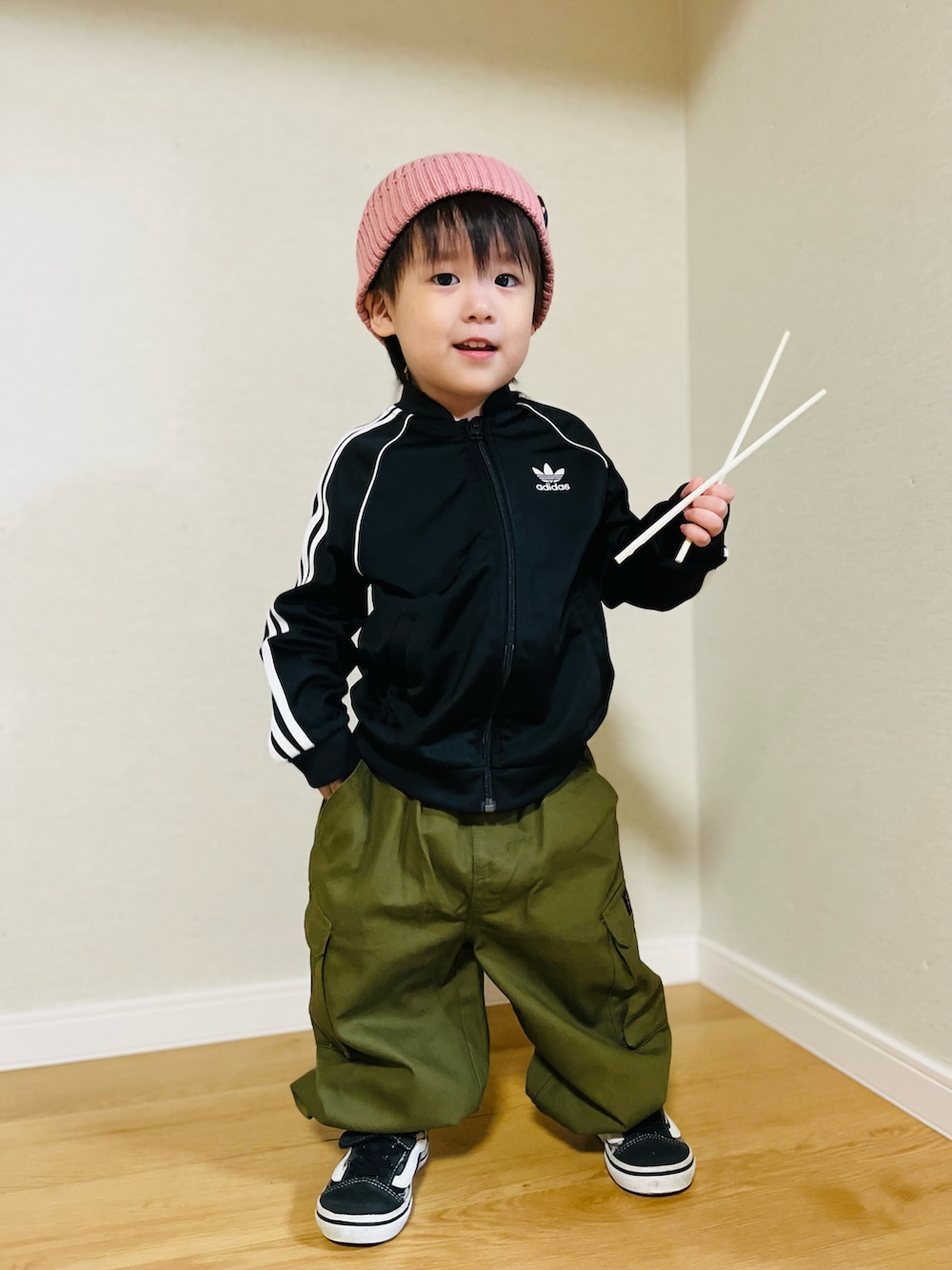 「カーゴパンツ、ジャージ、adidas、アディダスジャージ、ニット帽、ピンク、スニーカー、プチプラ、ストリート、秋コーデ」｜「petit mainのコットンビーニー（ニットキャップ/ビーニー、ピンク系）」を使った、naaaさん（キッズ・146cm）の秋コーディネートの3枚目の写真