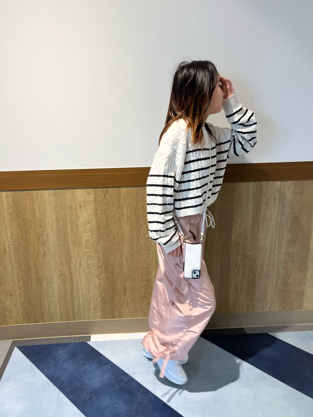 ピンク系のカーゴパンツ、ホワイト系のニット/セーター、ホワイト系のスニーカーを着用したキッズの冬コーディネートの3枚目の写真