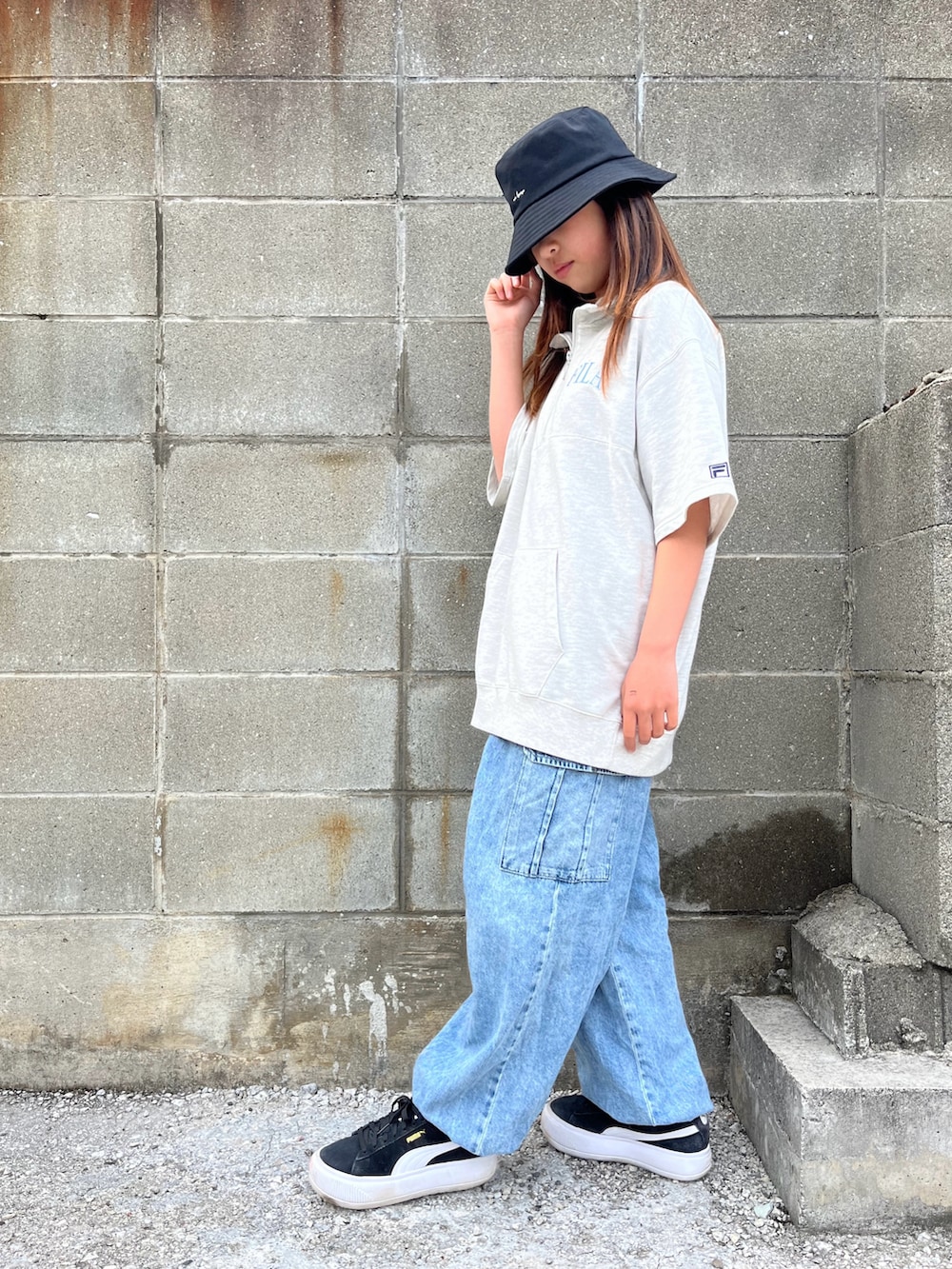 ホワイト系のトップス、ブルー系のカーゴパンツ、ブラック系のスニーカーを着用したキッズの春コーディネートの2枚目の写真