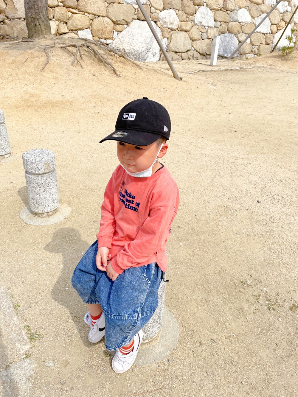 ピンク系のTシャツ/カットソー、ブルー系のパンツ、ホワイト系のスニーカーを着用したキッズの春コーディネートの5枚目の写真