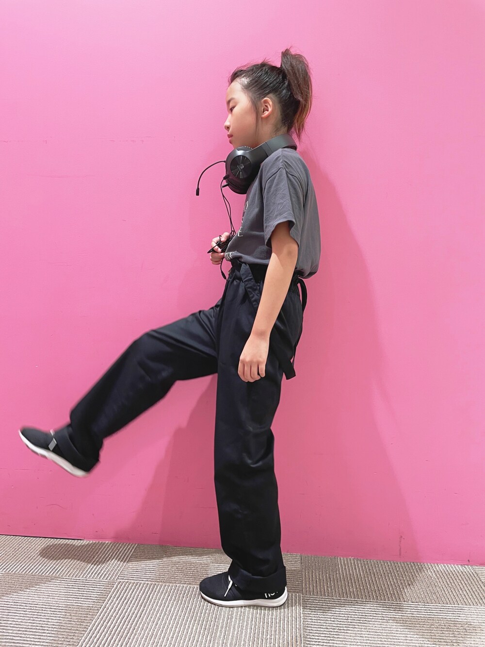 「秋服準備はじめました、カジュアルコーデ、モノトーン、モード、休日スタイル、Branshes、GU、プチプラ、サロペット、ブラック、小学生、3年生、タックイン、ハイウエスト」｜「GUのアイテム（Tシャツ/カットソー、グレー系）」を使った、naaaさん（キッズ・134cm）の夏コーディネートの4枚目の写真