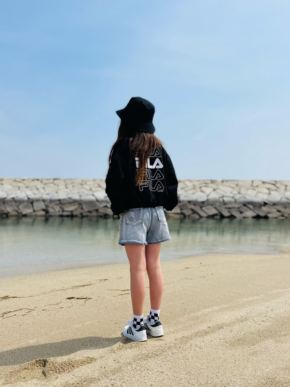 ブラック系のTシャツ/カットソー、ブルー系のパンツ、ホワイト系のスニーカーを着用したキッズの春コーディネートの2枚目の写真