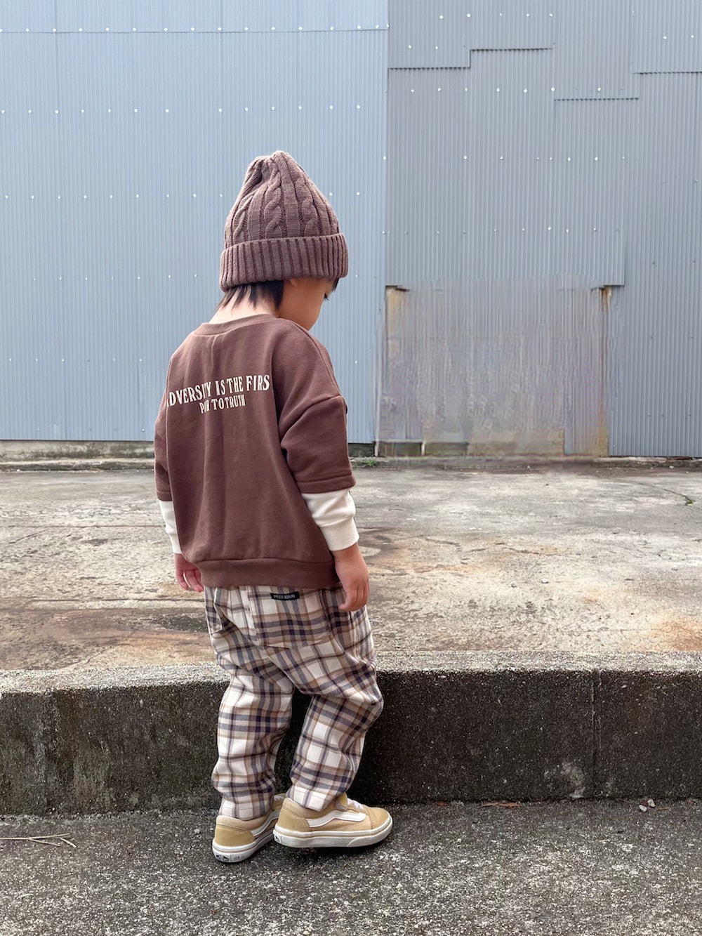 ホワイト系のその他パンツ、ブラウン系のスウェット、ブラウン系のニットキャップ/ビーニーを着用したキッズの冬コーディネートの2枚目の写真