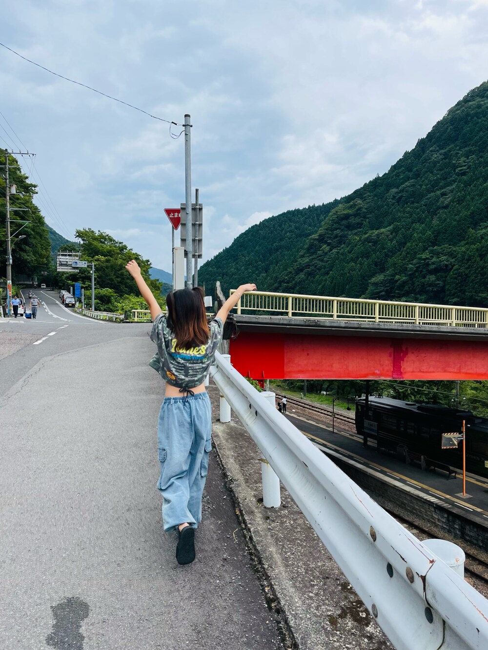 グリーン系のTシャツ/カットソー、ブルー系のカーゴパンツ、ホワイト系のスニーカーを着用したキッズの夏コーディネートの3枚目の写真