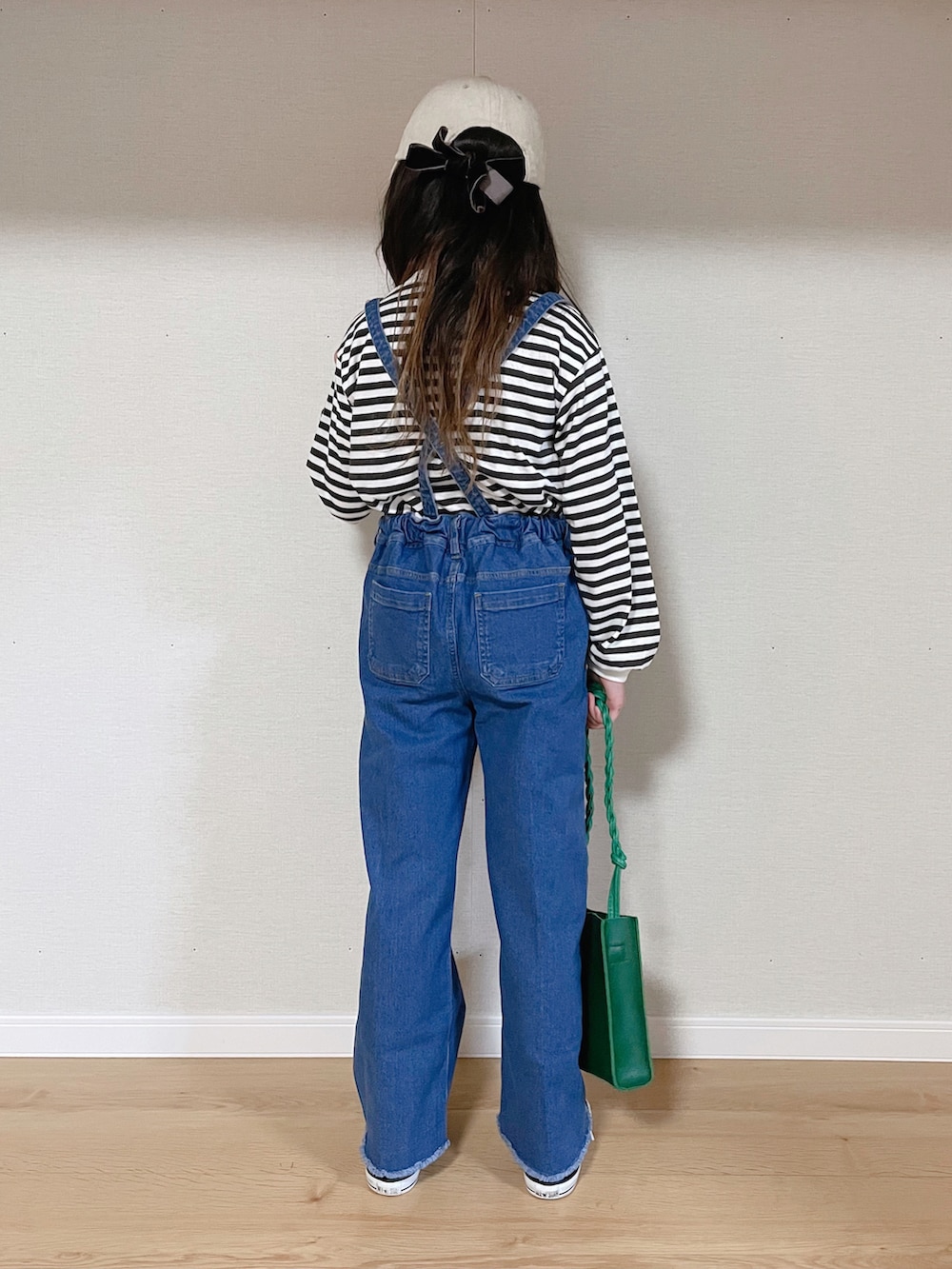 グレー系のTシャツ/カットソー、ブルー系のデニムパンツ、グリーン系のショルダーバッグを着用したキッズの秋コーディネートの2枚目の写真