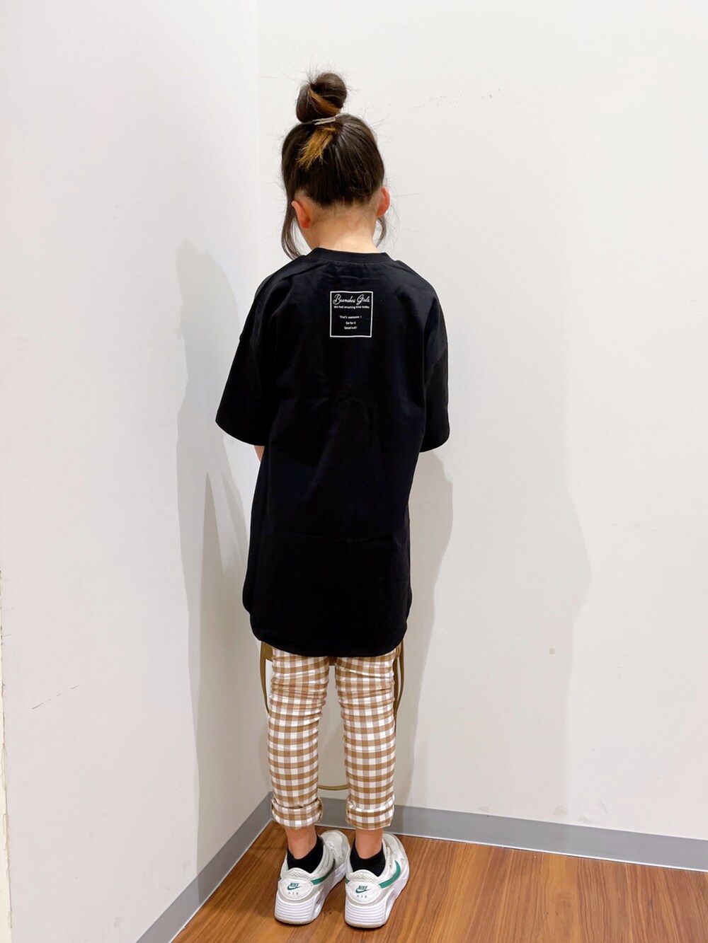 ブラック系のTシャツ/カットソー、ベージュ系のチノパンツ、ホワイト系のスニーカーを着用したキッズの春コーディネートの2枚目の写真