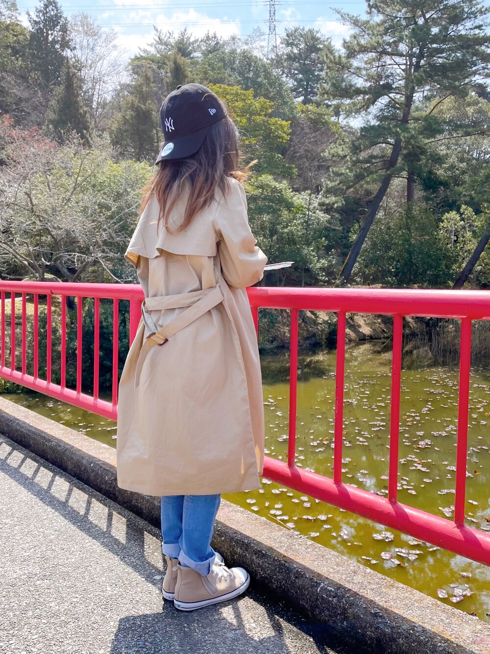 「カジュアルコーデ、春コーデ、プチプラ、デニム、ワンピース、淡色コーデ、キャップ、ハイカットスニーカー、公園、お散歩コーデ、はじめましてコーデ、コンバース」｜「ikkaの【キッズ】トレンチシャツワンピース（120~160cm）（シャツワンピース、ベージュ系）」を使った、naaaさん（キッズ・133cm）の春コーディネートの2枚目の写真