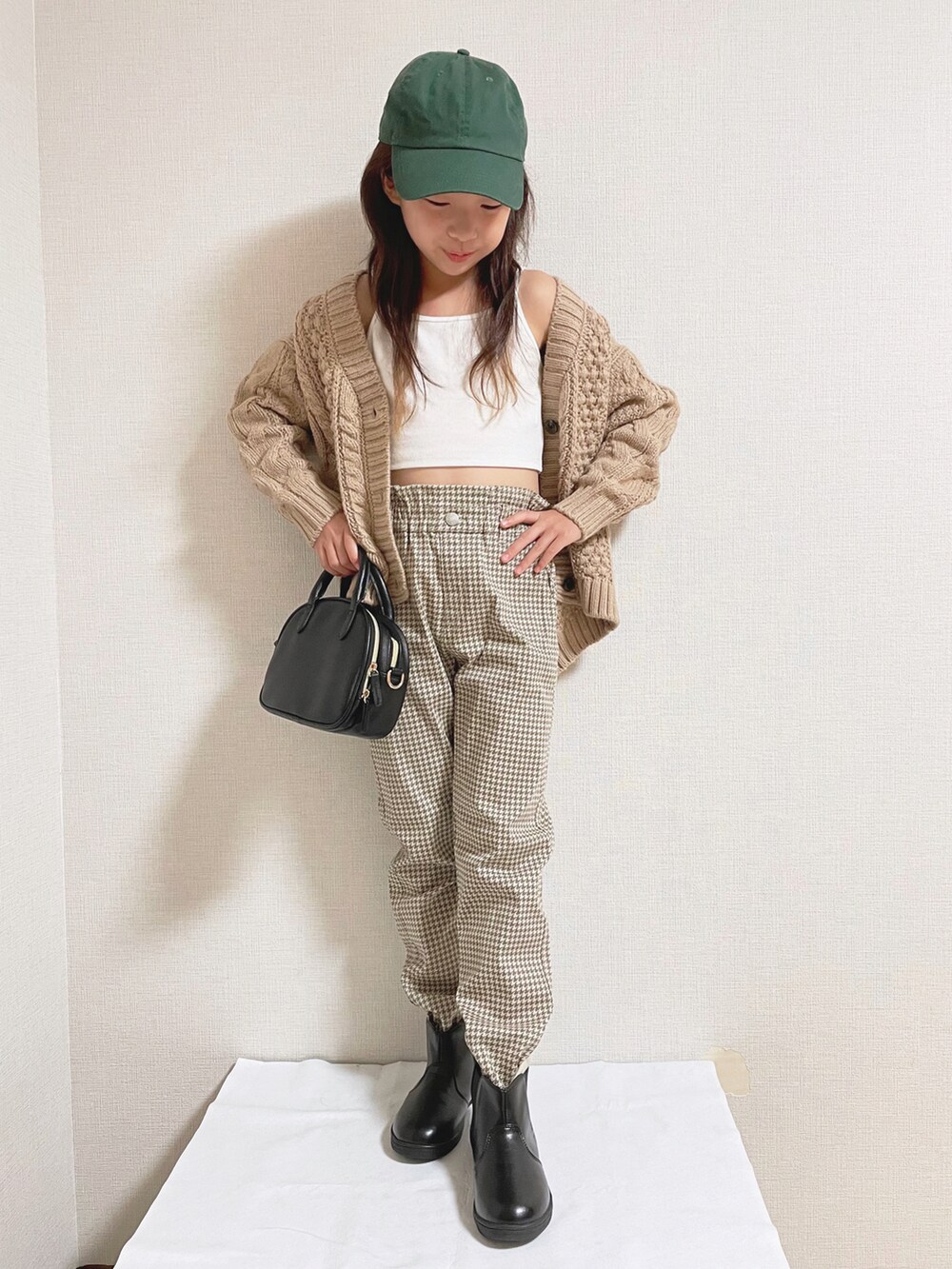 ベージュ系のカーディガン/ボレロ、その他のチノパンツ、グレー系のトップスを着用したキッズの秋コーディネートの2枚目の写真