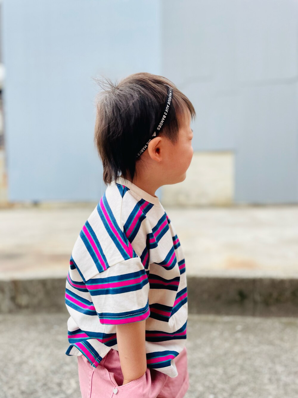 パープル系のTシャツ/カットソー、ブラック系のスポーツグッズを着用したキッズの春コーディネートの3枚目の写真