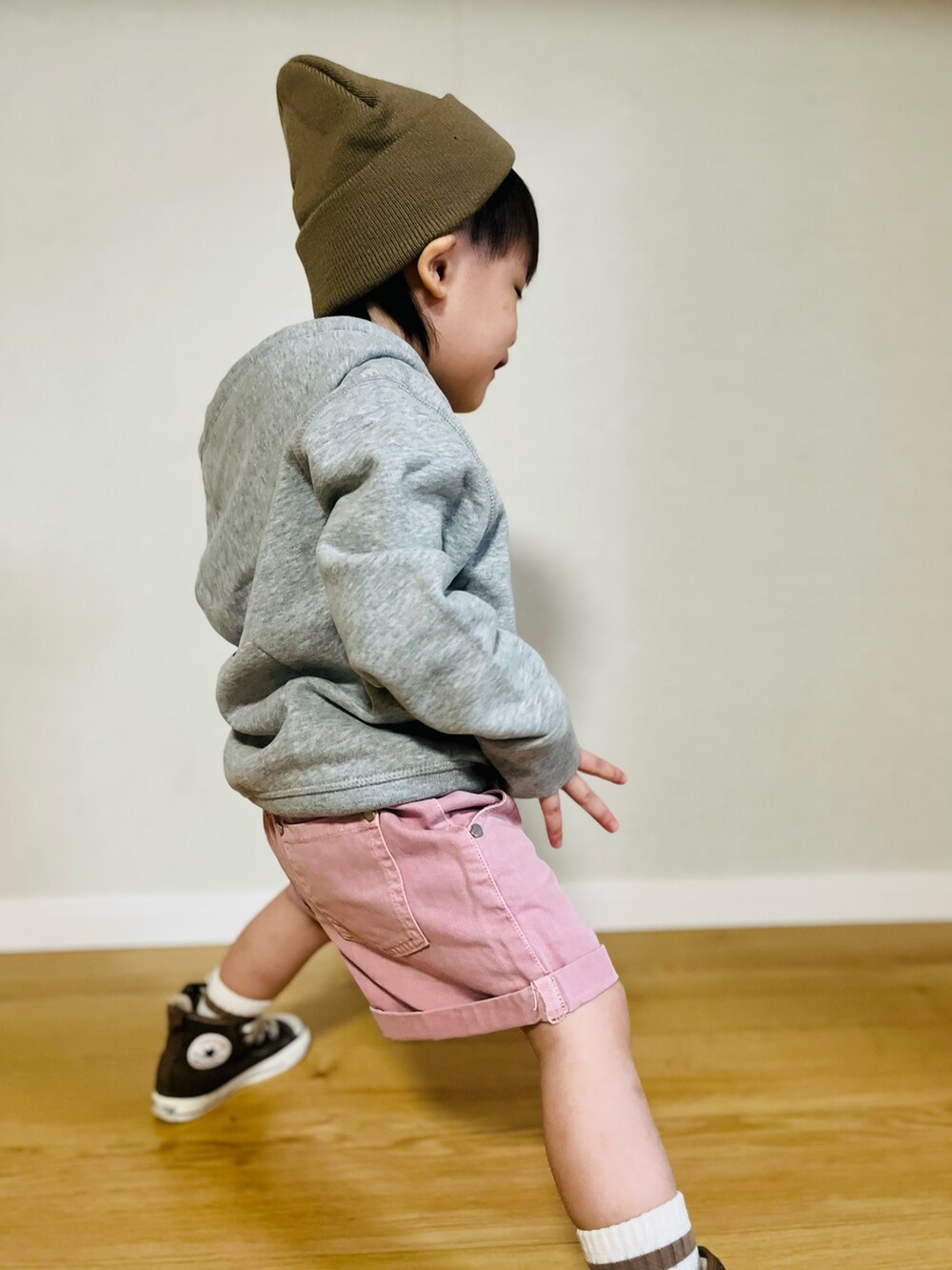 グレー系のパーカー、ピンク系のパンツ、ブラック系のニットキャップ/ビーニーを着用したキッズの秋コーディネートの3枚目の写真
