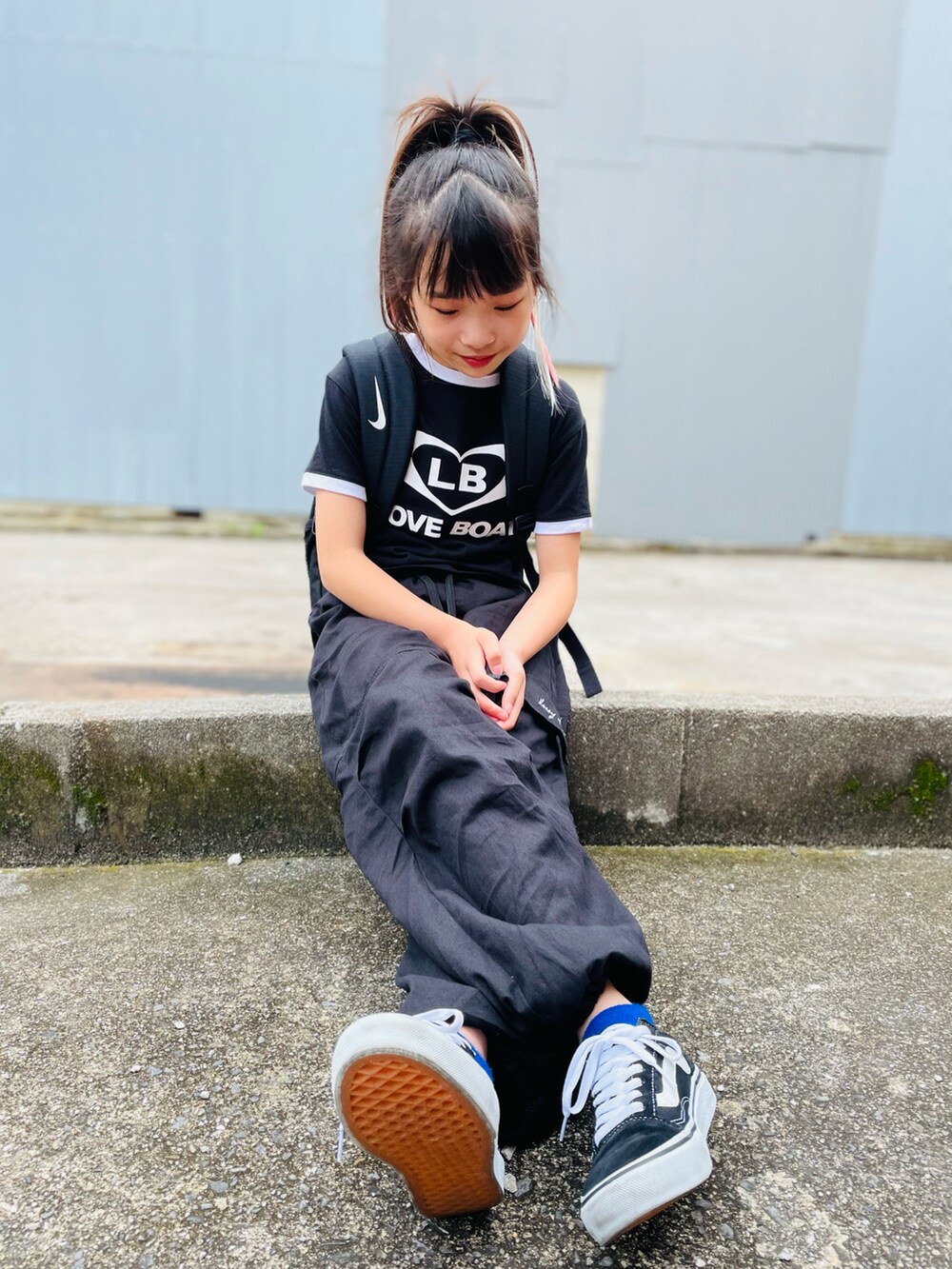 ブラック系のバックパック/リュック、ブラック系のTシャツ/カットソー、ブラック系のスニーカーを着用したキッズの夏コーディネートの4枚目の写真