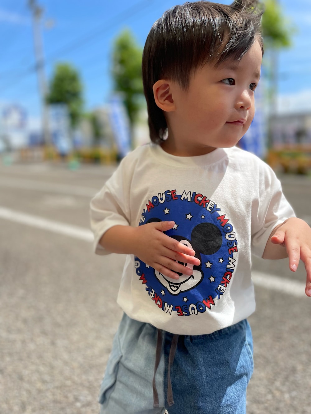 ブルー系のその他パンツ、ホワイト系のTシャツ/カットソーを着用したキッズの夏コーディネートの2枚目の写真