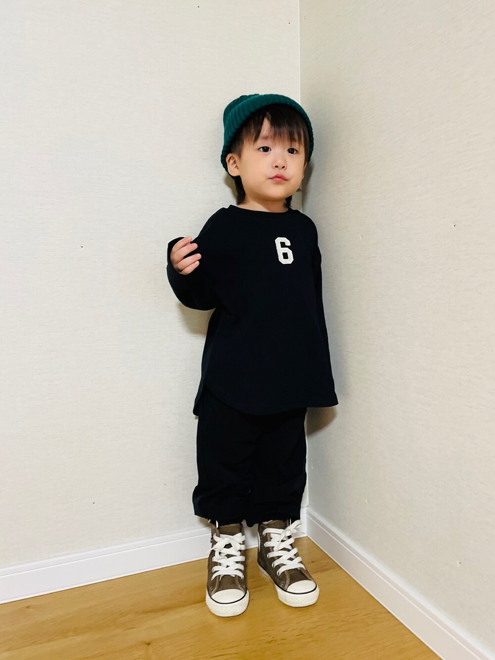 ブラック系のカーゴパンツ、ブラウン系のスニーカー、ブラック系のTシャツ/カットソーを着用したキッズの秋コーディネートの3枚目の写真