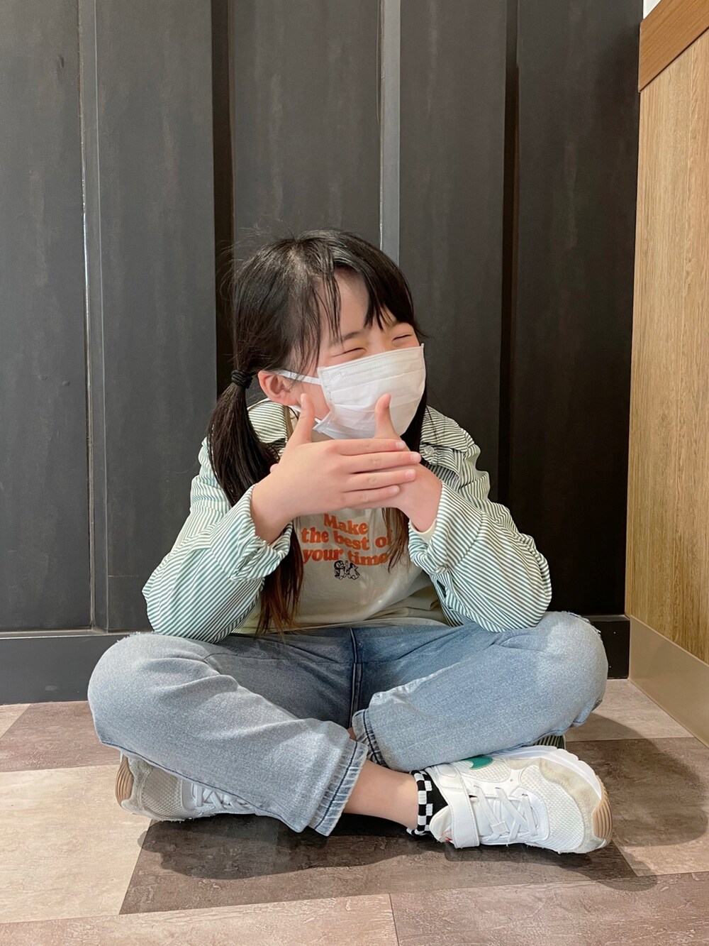 ホワイト系のTシャツ/カットソー、グリーン系のシャツ/ブラウス、ブルー系のその他パンツを着用したキッズの春コーディネートの2枚目の写真