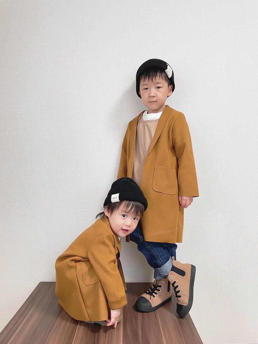 ブラウン系のジャケット/アウター、イエロー系のTシャツ/カットソー、ブルー系のデニムパンツを着用したキッズの秋コーディネートの4枚目の写真