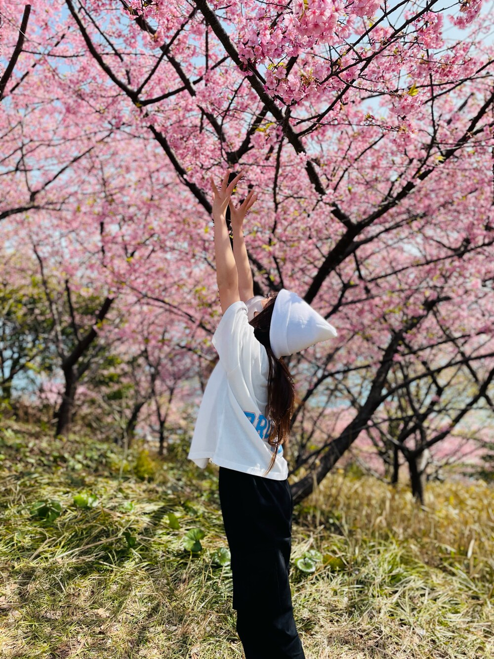ホワイト系のTシャツ/カットソー、ブラック系のカーゴパンツ、ブラック系のタンクトップを着用したキッズの春コーディネートの3枚目の写真