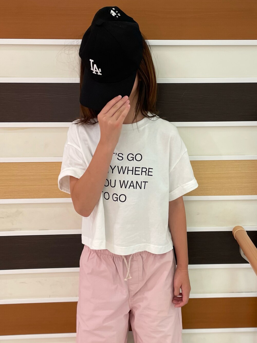 「夏コーデ、プチプラ、ピンク、ピンクパンツ、カラーパンツ、カーゴパンツ、白Tシャツ、ロゴT、GU、H&M、ビーチサンダル、淡色コーデ」｜「H&Mのアイテム（カーゴパンツ、ピンク系）」を使った、naaaさん（キッズ・143cm）の夏コーディネートの5枚目の写真