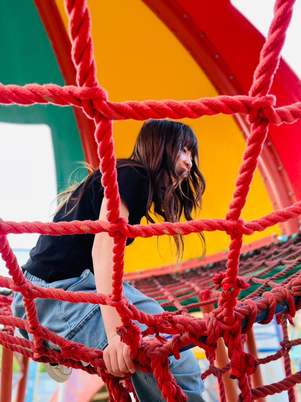 ブラック系のTシャツ/カットソー、ブルー系のカーゴパンツ、ホワイト系のスニーカーを着用したキッズの春コーディネートの5枚目の写真