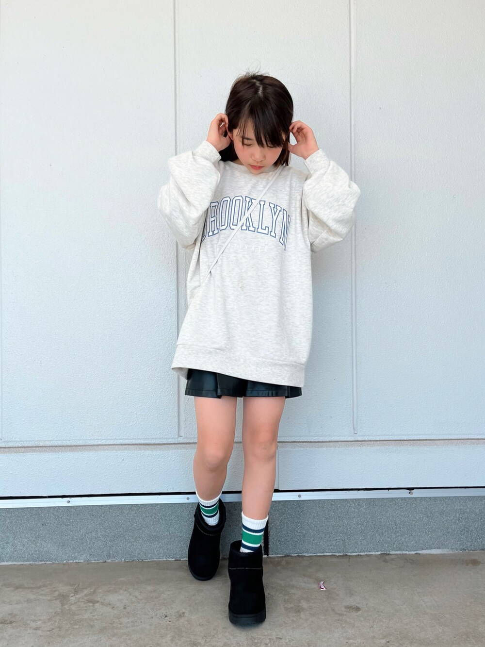 「ロゴスウェット、スウェット、ショートパンツ、ブーツ、淡色コーデ、春コーデ、春色、カジュアルコーデ、休日スタイル、プチプラ、デートコーデ、Lovetoxic、似合うラボに行こう」｜「GUのアイテム（ブーツ、ブラック系）」を使った、naaaさん（キッズ・146cm）の冬コーディネートの2枚目の写真