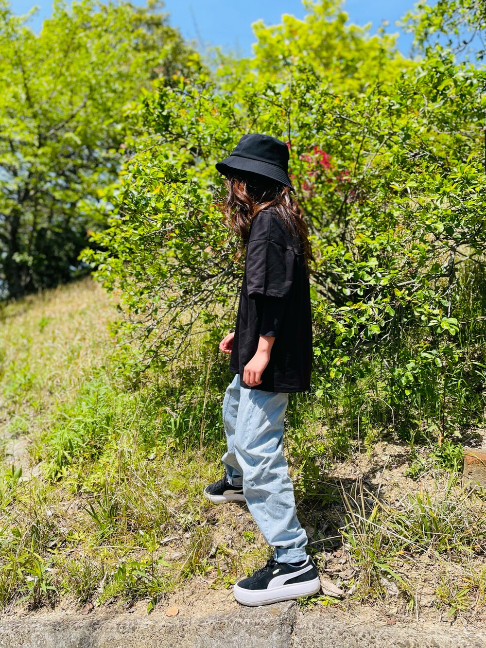 ブルー系のパンツ、ブラック系のスニーカー、ブラック系のTシャツ/カットソーを着用したキッズの春コーディネートの4枚目の写真