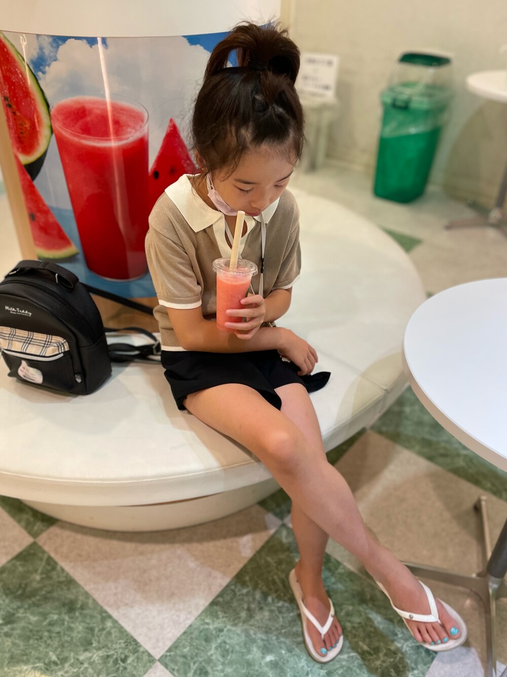 ベージュ系のトップス、ブラック系のパンツ、ブラック系のサンダルを着用したキッズの夏コーディネートの3枚目の写真