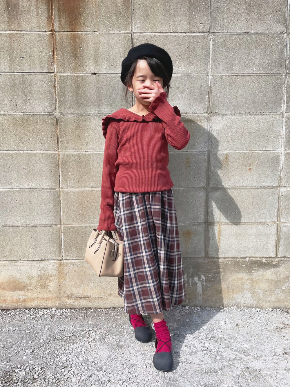 「ニット、パンプス、スカート、ベレー帽、休日スタイル、プチプラ、小学生、ビッグカラー、チェック柄に恋してる、トートバッグ、ミニトート」｜「apres les coursのWEB限定 カラバリ衿付きニット（ニット/セーター、レッド系）」を使った、naaaさん（キッズ・130cm）の秋コーディネートの2枚目の写真