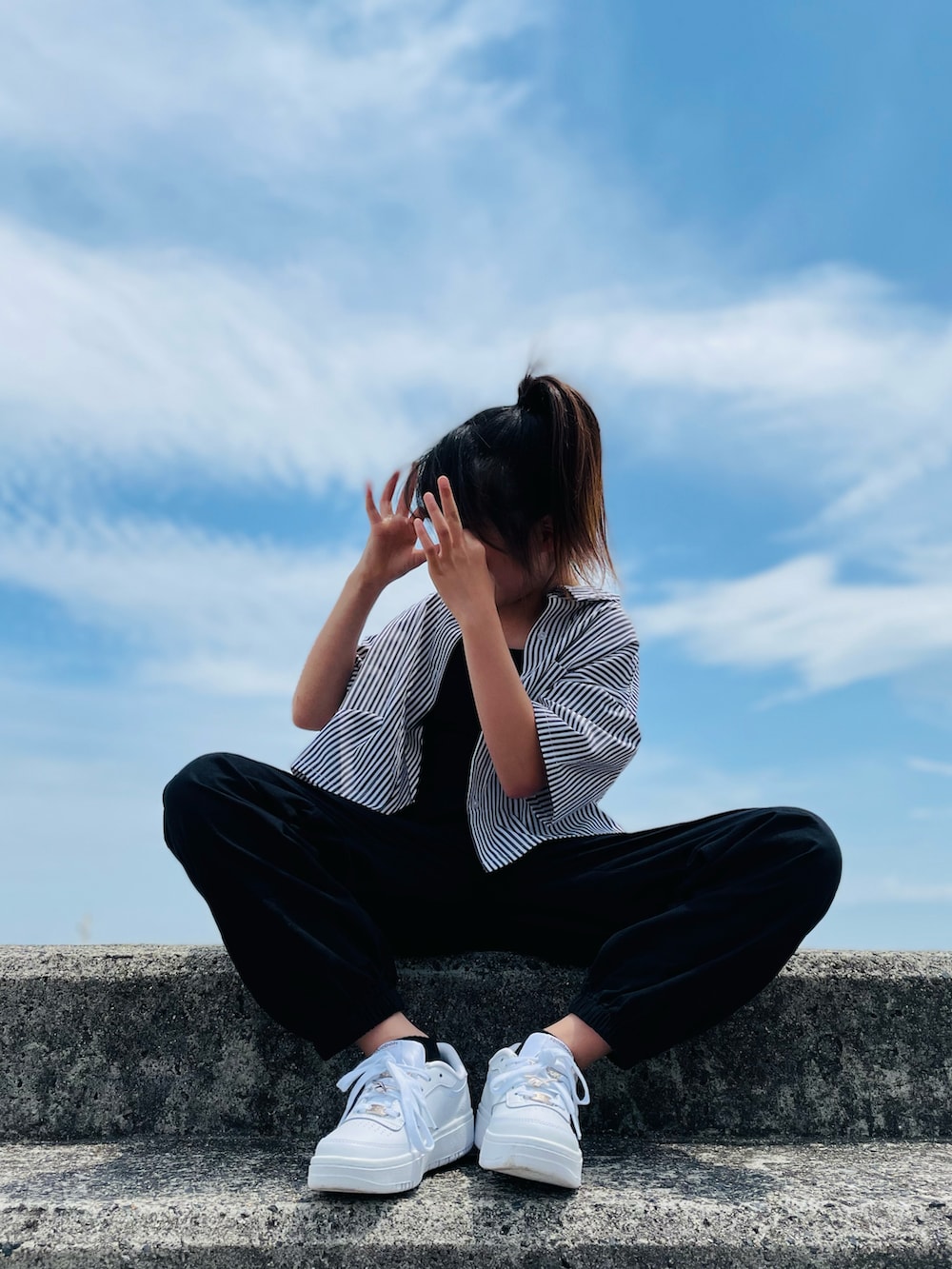 「ストライプ、ストライプシャツ、シャツスタイル、休日スタイル、ストリート、モード、カーゴパンツ、スニーカー、Lovetoxic、shein、Reebok、初夏コーデ、春夏コーデ、カジュアルコーデ、モノトーン」｜「LOVETOXICの【LTXC】半袖ストライプシャツインナーSET（シャツ/ブラウス、ブラック系）」を使った、naaaさん（キッズ・143cm）の春コーディネートの3枚目の写真