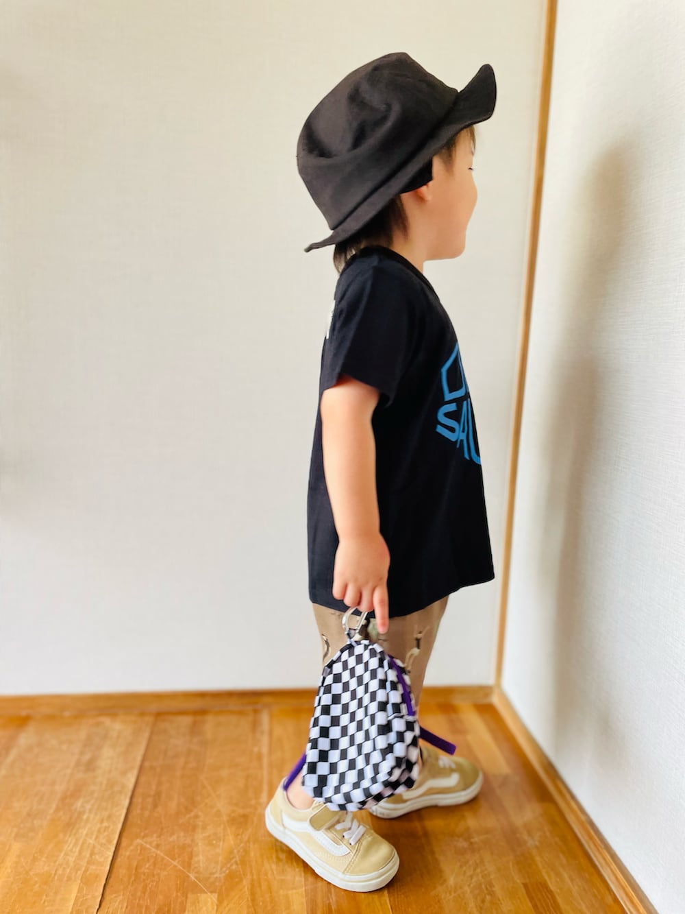 「ハーフパンツ、ロゴT、バケットハット、スニーカー、プチプラ、カラー×コーデ」｜「FARMの【接触冷感】ﾀﾞｲﾅｿｰｽﾞTｼｬﾂ（Tシャツ/カットソー、ブラック系）」を使った、naaaさん（キッズ・143cm）の夏コーディネートの3枚目の写真