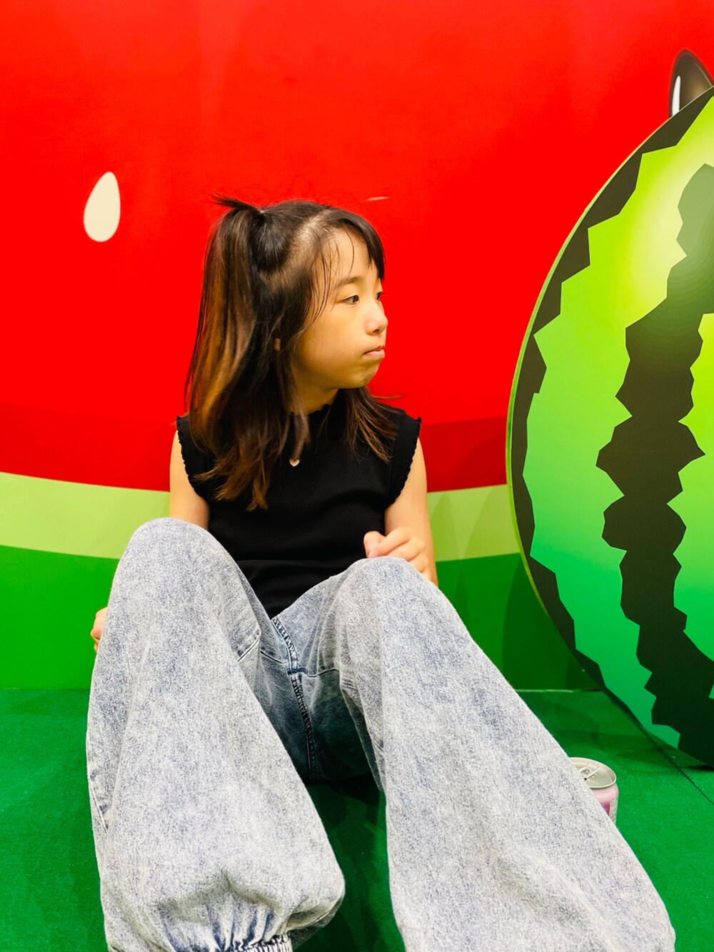「夏コーデ、プチプラ、カーゴパンツ、ビーチサンダル、サンダル、GU、めがね、ノースリーブ、アツいコーデ全部見せ」｜「GUのアイテム（トップス、ブラック系）」を使った、naaaさん（キッズ・143cm）の夏コーディネートの3枚目の写真