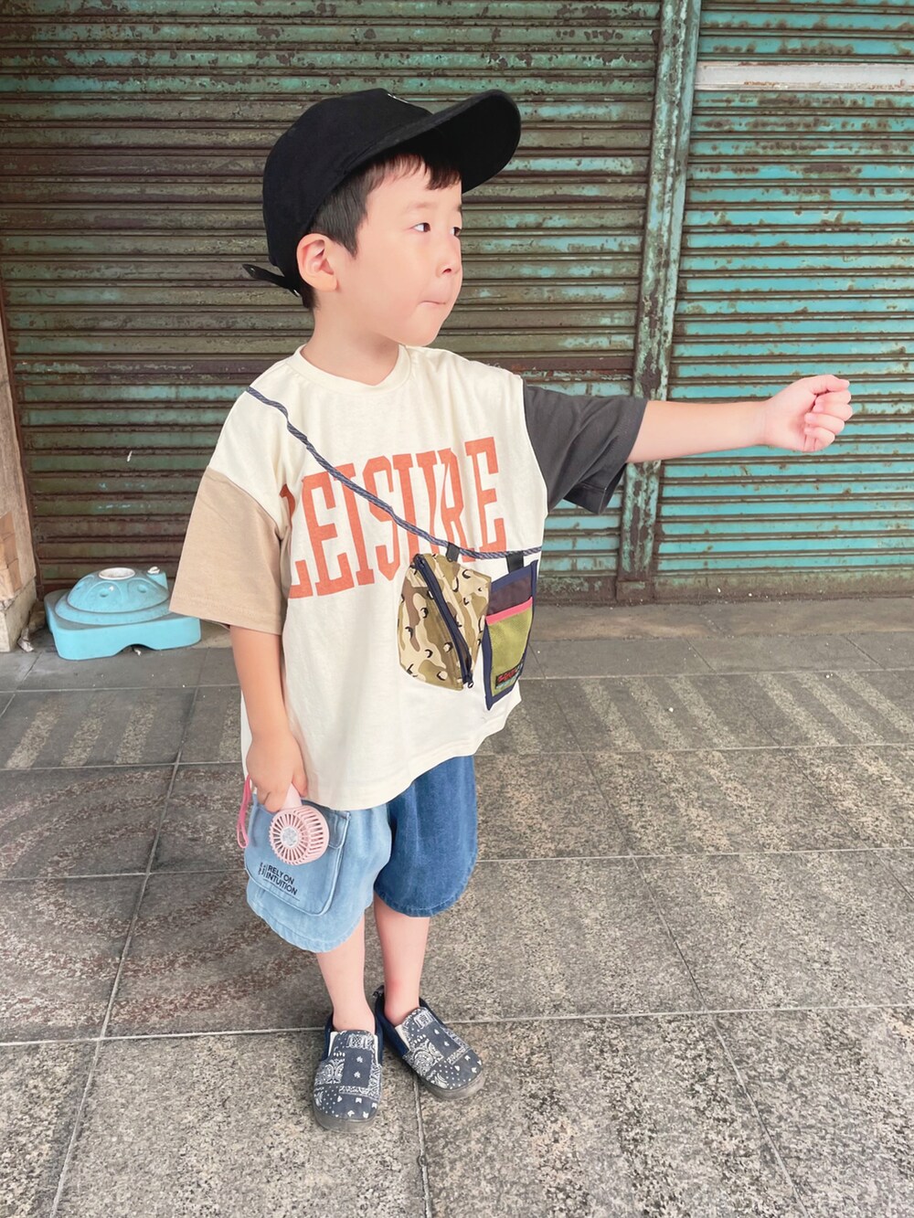 ホワイト系のTシャツ/カットソー、ブルー系のその他パンツ、ブルー系のスリッポンを着用したキッズの夏コーディネートの2枚目の写真