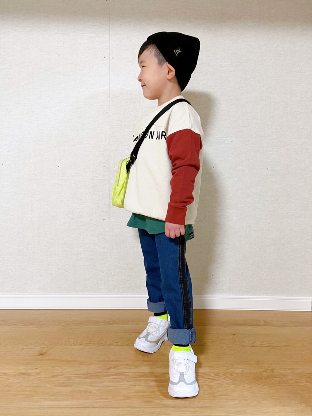 ホワイト系のスウェット、グリーン系のTシャツ/カットソー、ブルー系のデニムパンツを着用したキッズの春コーディネートの2枚目の写真