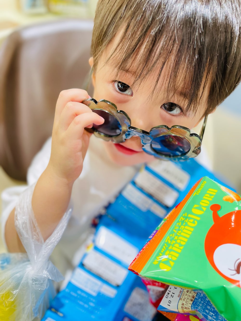 ブルー系のその他パンツ、ホワイト系のTシャツ/カットソーを着用したキッズの夏コーディネートの5枚目の写真