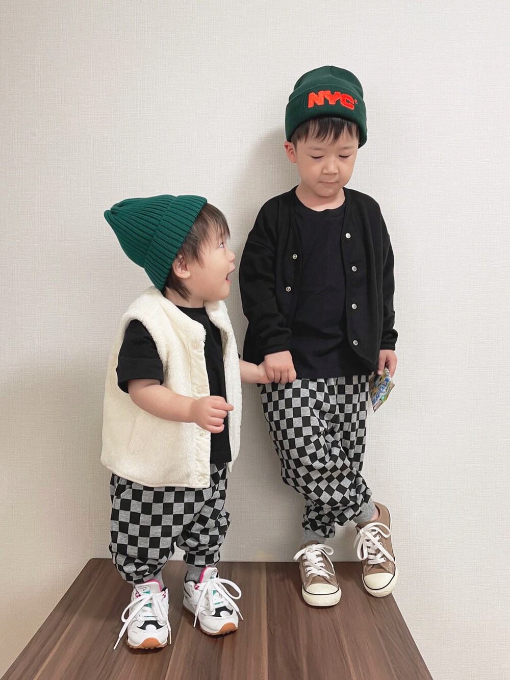 ホワイト系のアンサンブル、その他のTシャツ/カットソー、ホワイト系のアンサンブルを着用したキッズの秋コーディネートの3枚目の写真