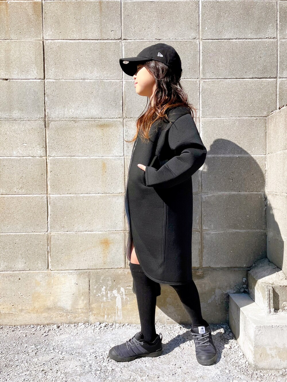 「ビッグシルエット、キャップ、ベスト、冬コーデ、モノトーン、コーデュロイパンツ、スニーカーコーデ、休日スタイル、プチプラ、タックイン、巾着バッグ、カジュアルコーデ、コーディガン」｜「antiquaのコーディガン　軽さと暖かさ。程よりハリ感でお洒落魅せ。（ダウンジャケット/コート、ブラック系）」を使った、naaaさん（キッズ・130cm）の秋コーディネートの3枚目の写真