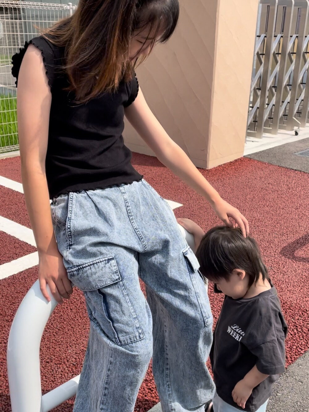 「夏コーデ、プチプラ、カーゴパンツ、ビーチサンダル、サンダル、GU、めがね、ノースリーブ、アツいコーデ全部見せ」｜「GUのアイテム（トップス、ブラック系）」を使った、naaaさん（キッズ・143cm）の夏コーディネートの4枚目の写真