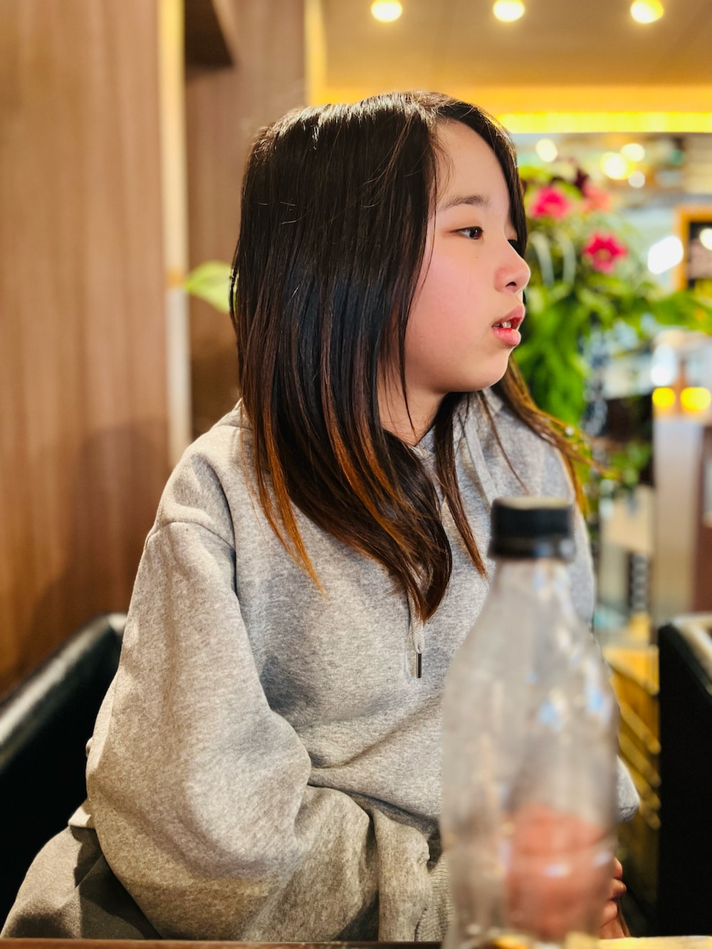 グレー系のパンツ、パープル系のバックパック/リュック、ホワイト系のスニーカーを着用したキッズの冬コーディネートの5枚目の写真