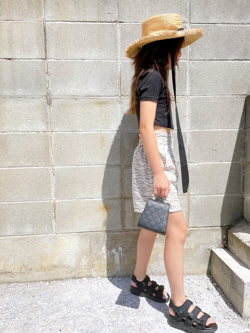 ブラック系のセットアップ、ブラック系のバッグ、ベージュ系のその他パンツを着用したキッズの夏コーディネートの3枚目の写真