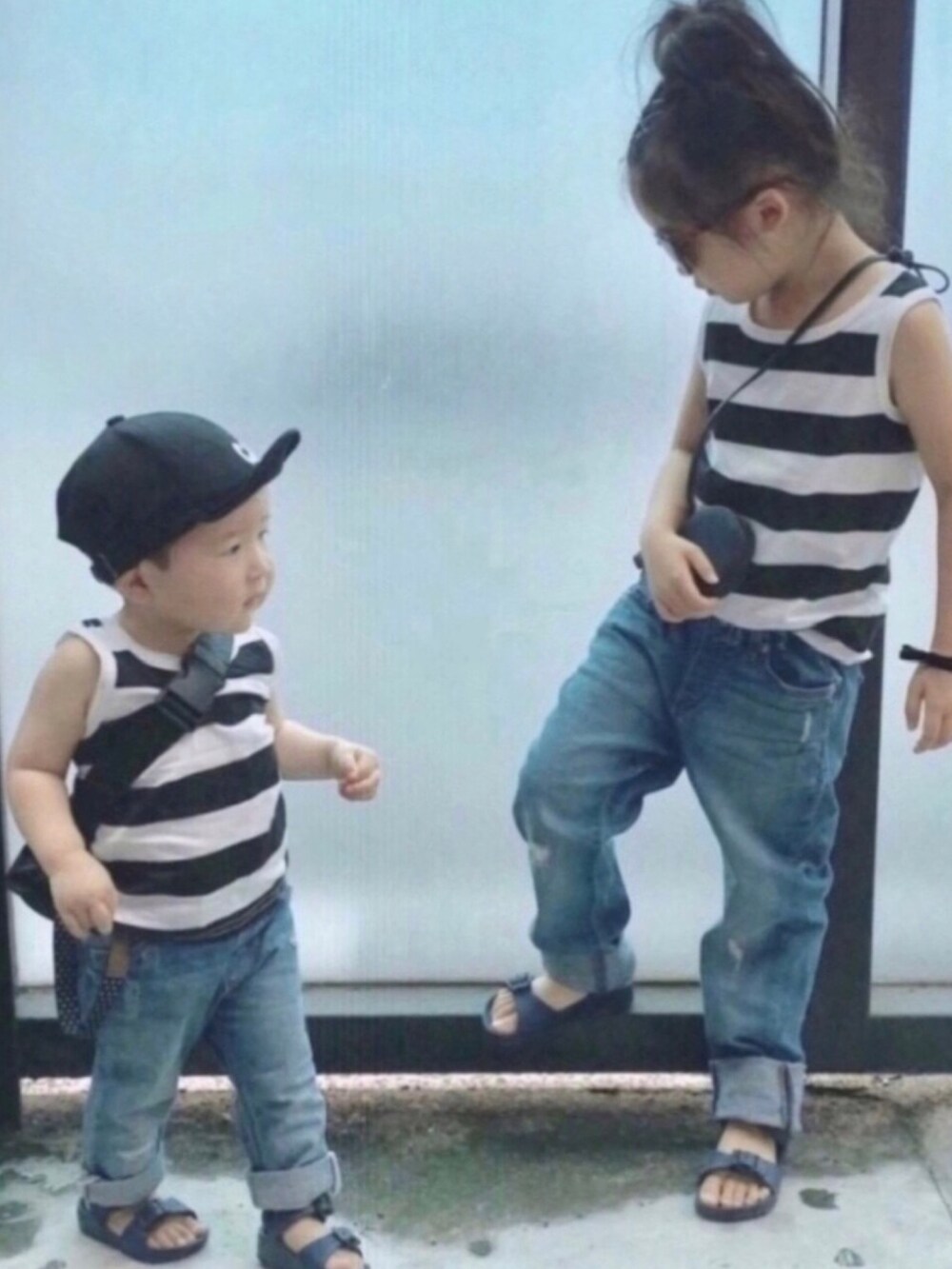 ブラック系のタンクトップ、ブラック系のタンクトップ、ブラック系のその他パンツを着用したキッズの夏コーディネートの5枚目の写真