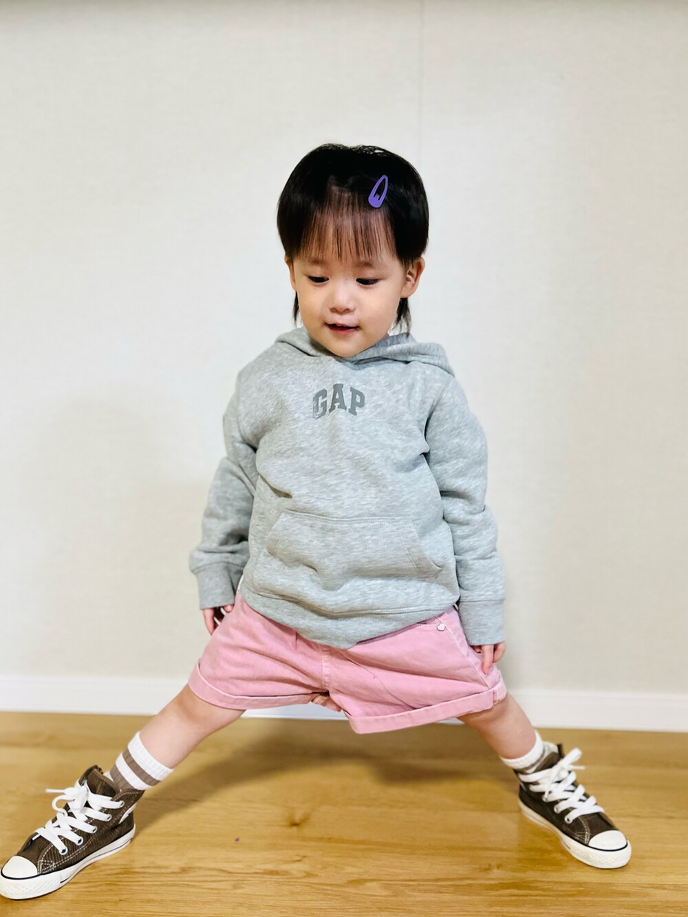 グレー系のパーカー、ピンク系のパンツ、ブラック系のニットキャップ/ビーニーを着用したキッズの秋コーディネートの4枚目の写真